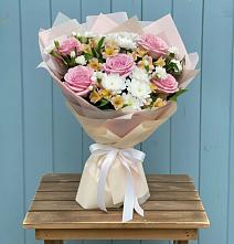 Букет цветов из:  Гвоздики, Орхидеи и Розы в Бокино