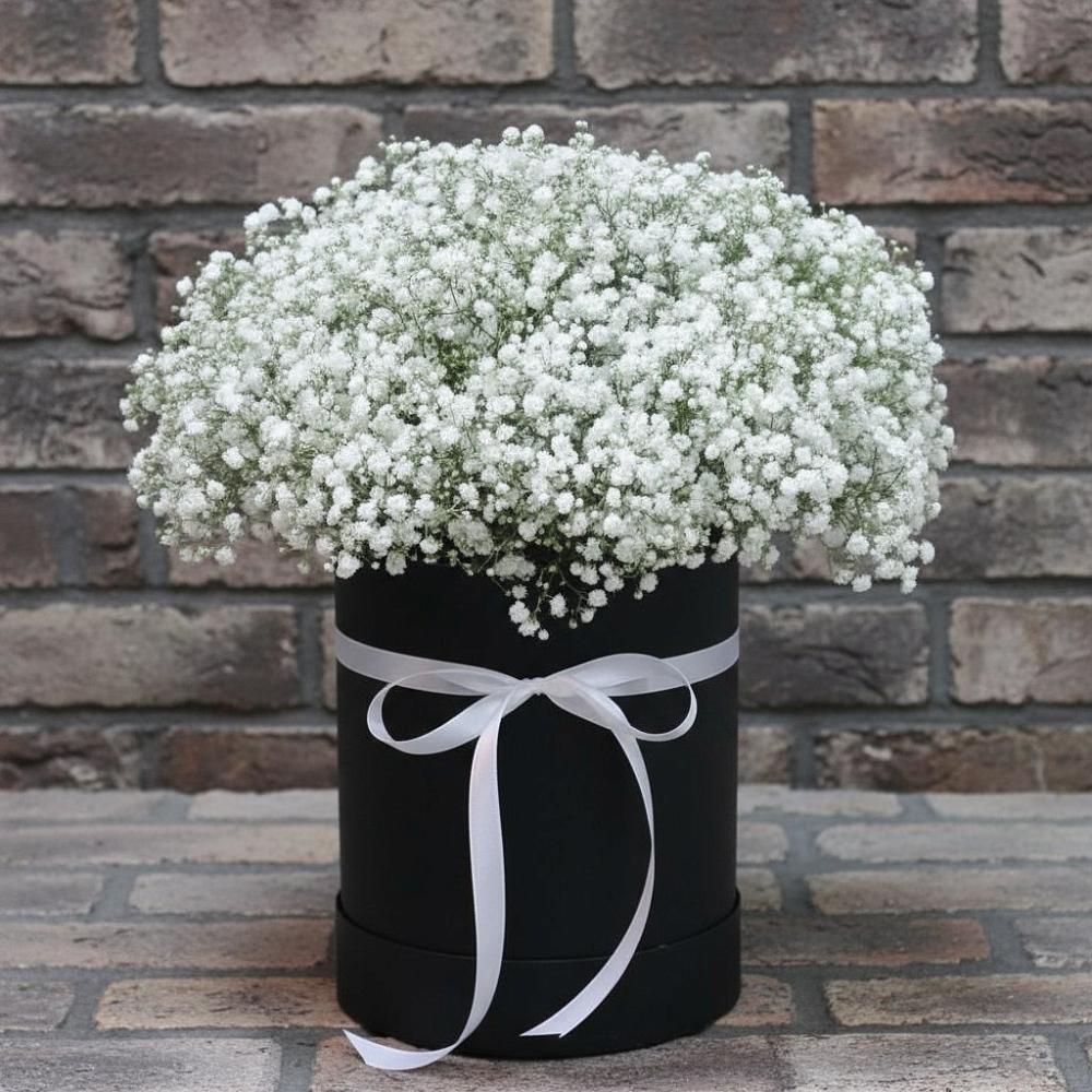 Цветочная композиция из Гипсофила в шляпной коробке в Бокино