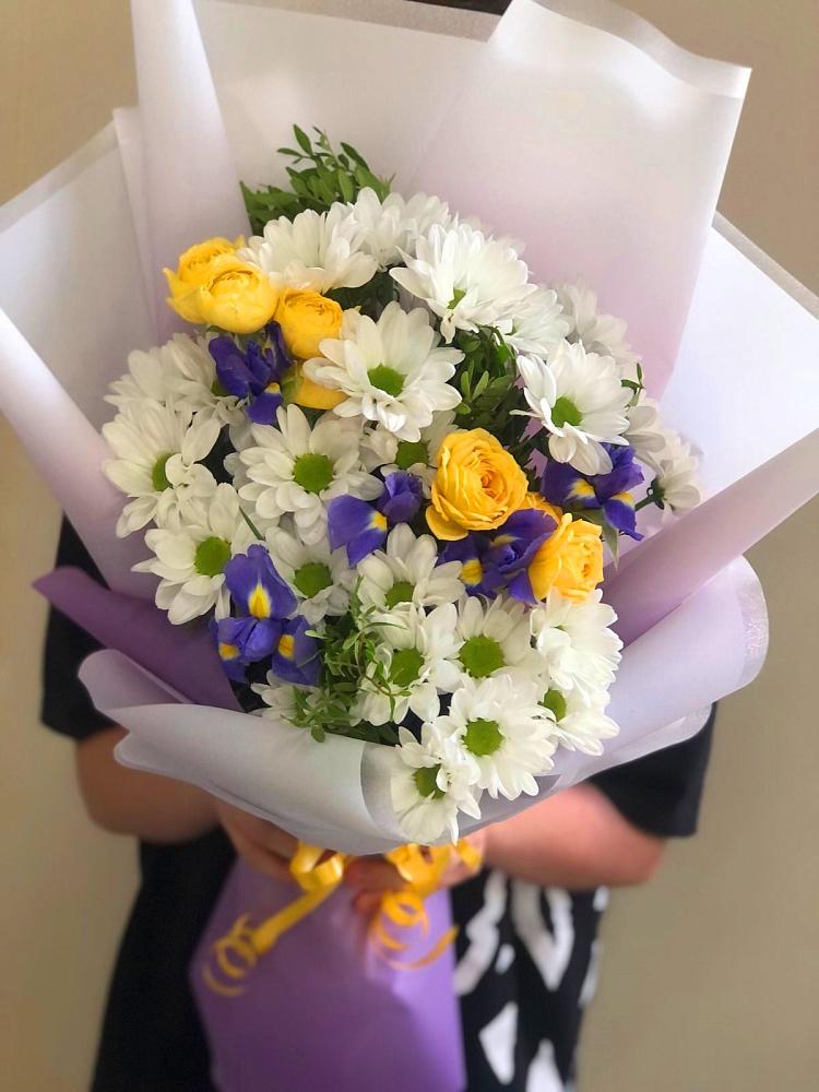 Букет цветов из: Ирисы, Хризантемы и Розы в Бокино