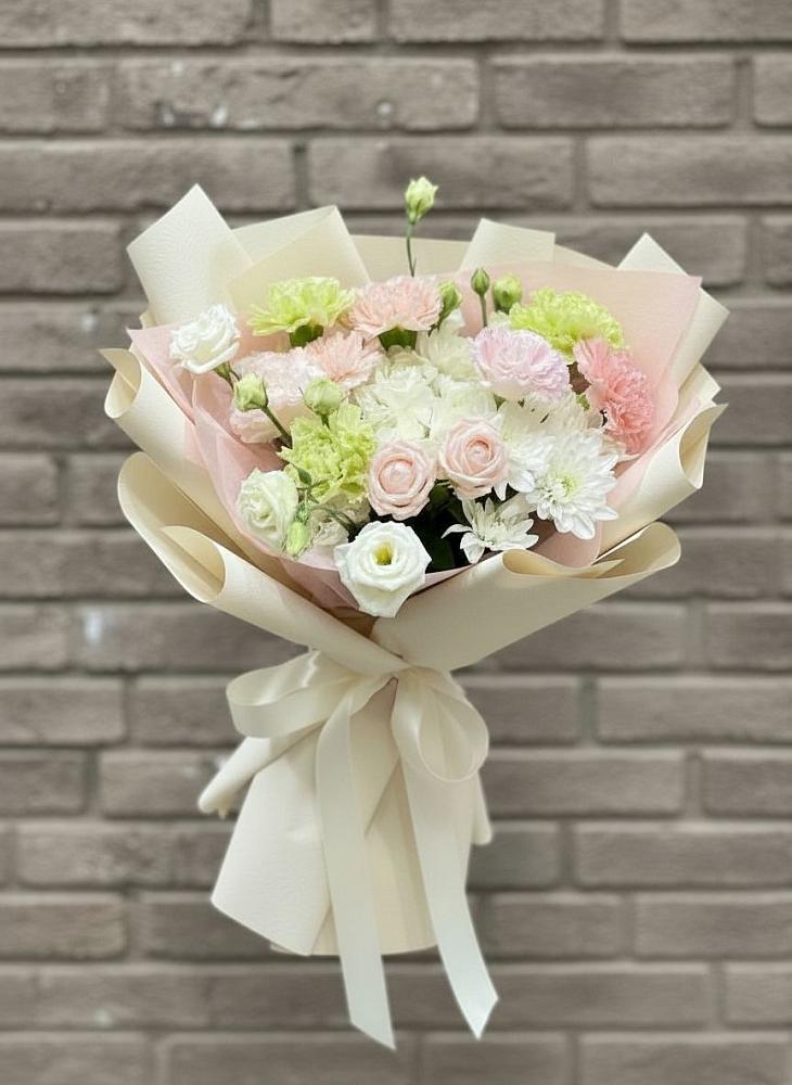 Букет цветов из: Гвоздики, Розы, Лизиантусы и Хризантемы в Бокино