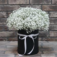 Цветочная композиция из Гипсофила в шляпной коробке в Бокино
