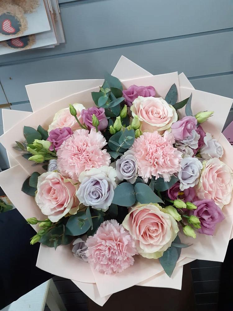 Букет цветов из: Розы, Гвоздики и Лизиантусы в Бокино